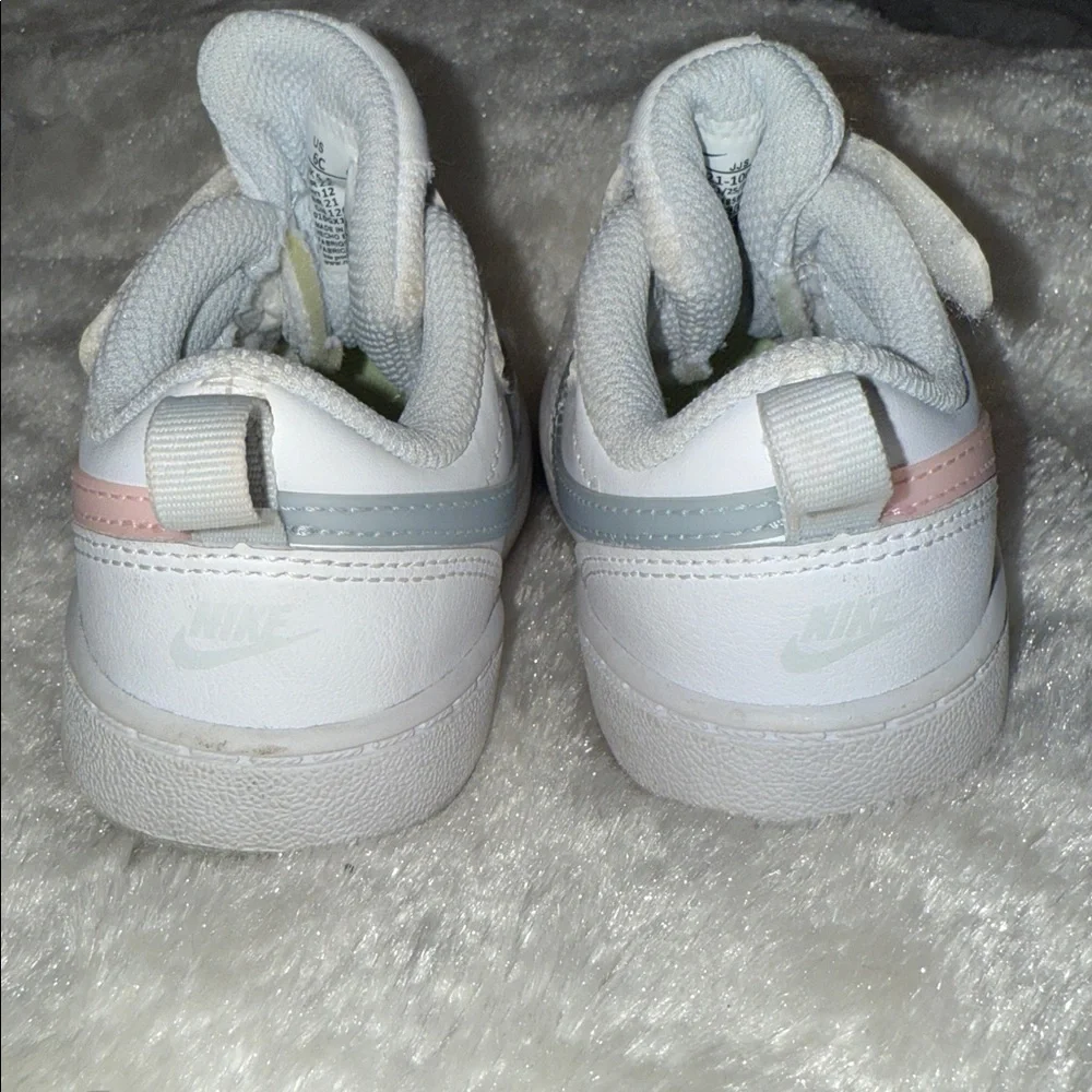 Nike Kids White Sneakers with Blue and Pink‎ Accents
